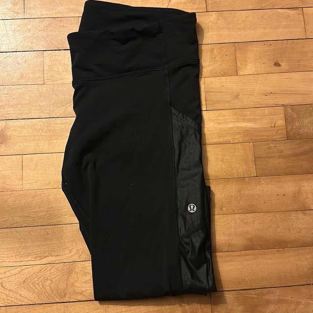 Black Lululemon cropped leggings